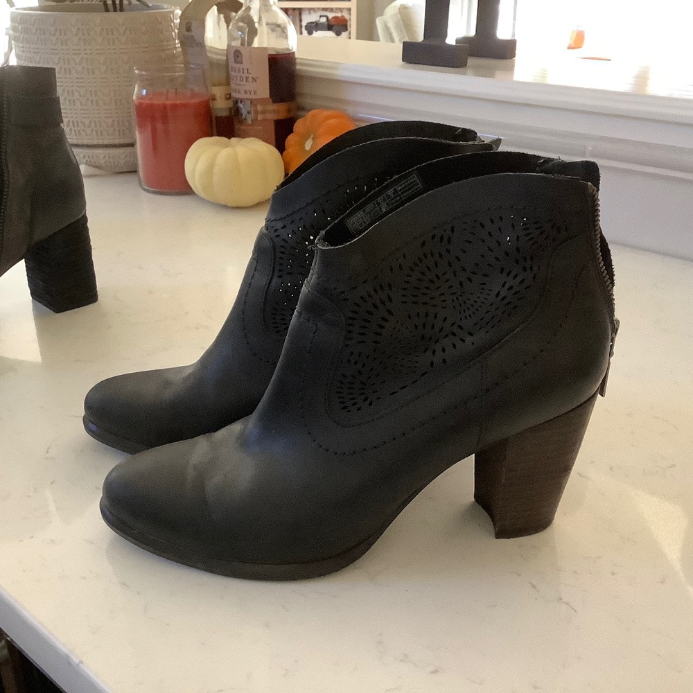 Ugg short boots